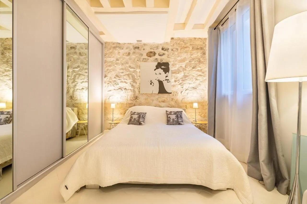 Santorini Apartment Paris