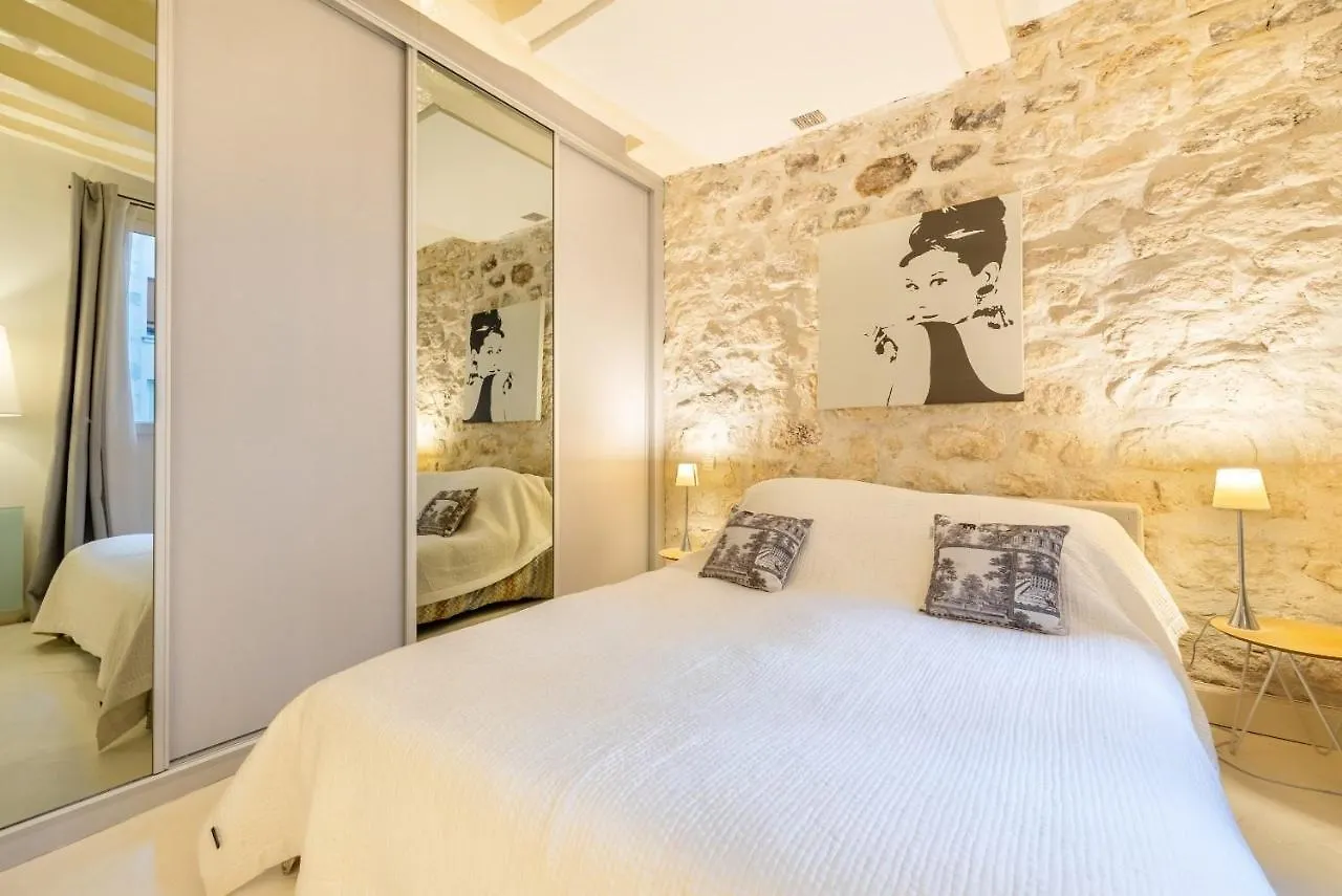Santorini Apartment Paris